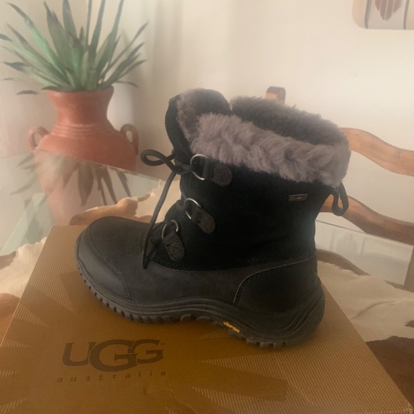 UGG BOOTS WOMENS SIZE 7 (BLACK) FAUX FUR / LACE UP / WORN ONCE - Picture 8 of 15